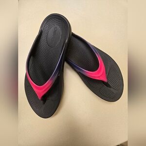 Oofos Black and Pink Flip Flops